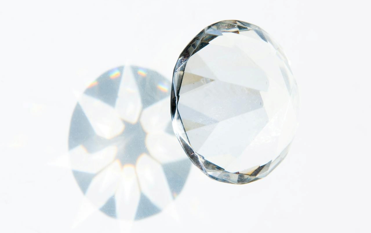 The Unexpected Link Between Diamond Color and Surface Flaws