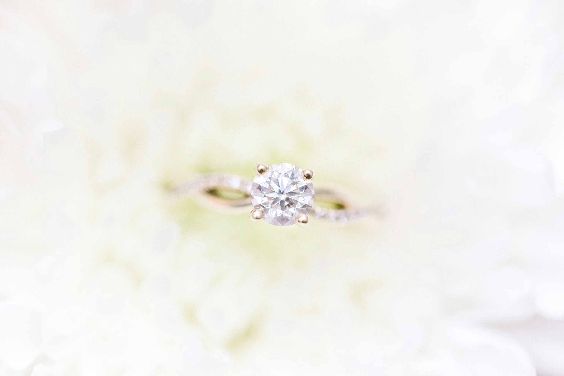 The Ultimate Guide to 6–8 Carat Diamonds: What Buyers Should Know